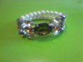 BRACCIALE CON PERLE BIANCHE CON GRANDI STRASS VERDI